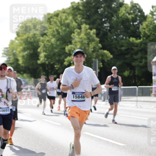 29.06.2025 - hella hamburg halbmarathon Jannik Wohlers http://msf.ph/oto/8225022 29.06.2025 09:51:30 Lombardsbrücke 1312, 1353, 1569, 2653, 3437, 3697, 4991, 5014, 5047, 5129, 5987, 6490, 6700, 6705, 6770, 7092, 7185, 8074, 8346, 8359, 8900, 9358, 10319, 10375, 10691, 10934, 10978, 11021, 11714, 12438, 12623, 12711, 12712, 13183, 14226, 14228, 14346, 14861, 15164, 15185, 15206, 15451, 15846, 15932, 15935, 16052, 16503, 17016, 17403, 17406, 17733, 17911, 18049, 18304, 18330, 18356, 18399, 18772 meine-sportfotos.de