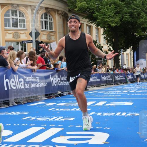 29.06.2025 - hella hamburg halbmarathon Strokosch-Dieckow http://msf.ph/oto/8225057 29.06.2025 10:30:39 Ziel 2460, 2851, 3845, 7055, 7231, 7481, 8318, 9508, 11413, 12049, 15253, 17322, 18235, 18871 meine-sportfotos.de