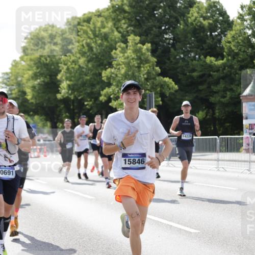 29.06.2025 - hella hamburg halbmarathon Jannik Wohlers http://msf.ph/oto/8225087 29.06.2025 09:51:30 Lombardsbrücke 1312, 1353, 1569, 2653, 3437, 3697, 4991, 5014, 5047, 5129, 5987, 6490, 6700, 6705, 6770, 7092, 7185, 8074, 8346, 8359, 8900, 9358, 10319, 10375, 10691, 10934, 10978, 11021, 11714, 12438, 12623, 12711, 12712, 13183, 14226, 14228, 14346, 14861, 15164, 15185, 15206, 15451, 15846, 15932, 15935, 16052, 16503, 17016, 17403, 17406, 17733, 17911, 18049, 18304, 18330, 18356, 18399, 18772 meine-sportfotos.de