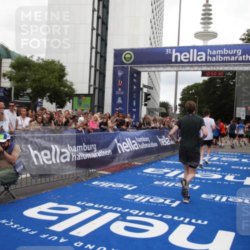 29.06.2025 - hella hamburg halbmarathon Michael Strokosch http://msf.ph/oto/8225133 29.06.2025 10:50:29 Ziel 4127, 4247, 6795, 8899, 11455, 12035, 12624, 14034, 14626, 17319, 18394 meine-sportfotos.de