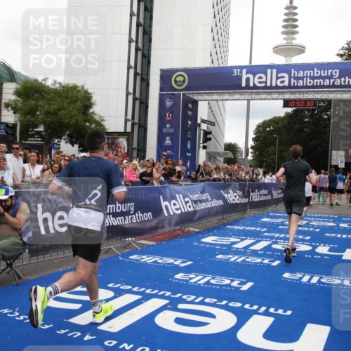 29.06.2025 - hella hamburg halbmarathon Michael Strokosch http://msf.ph/oto/8225144 29.06.2025 10:50:29 Ziel 4127, 4247, 6795, 8899, 11455, 12035, 12624, 14034, 14626, 17319, 18394 meine-sportfotos.de