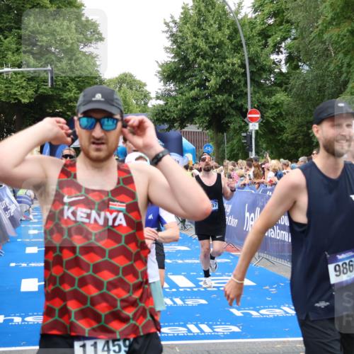 29.06.2025 - hella hamburg halbmarathon Zöllner http://msf.ph/oto/8225151 29.06.2025 10:52:51 Ziel 1257, 1657, 2287, 2444, 2814, 2910, 3999, 5077, 5169, 5194, 8172, 8955, 9065, 9163, 10811, 11217, 11992, 12482, 14198, 14286, 14805, 16467, 17198, 18331, 19244 meine-sportfotos.de