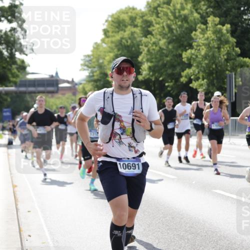 29.06.2025 - hella hamburg halbmarathon Jannik Wohlers http://msf.ph/oto/8225164 29.06.2025 09:51:30 Lombardsbrücke 1312, 1353, 1569, 2653, 3437, 3697, 4991, 5014, 5047, 5129, 5987, 6490, 6700, 6705, 6770, 7092, 7185, 8074, 8346, 8359, 8900, 9358, 10319, 10375, 10691, 10934, 10978, 11021, 11714, 12438, 12623, 12711, 12712, 13183, 14226, 14228, 14346, 14861, 15164, 15185, 15206, 15451, 15846, 15932, 15935, 16052, 16503, 17016, 17403, 17406, 17733, 17911, 18049, 18304, 18330, 18356, 18399, 18772 meine-sportfotos.de