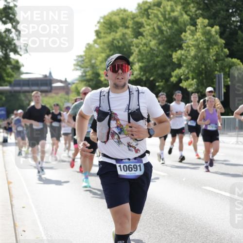 29.06.2025 - hella hamburg halbmarathon Jannik Wohlers http://msf.ph/oto/8225195 29.06.2025 09:51:31 Lombardsbrücke 1312, 1353, 1569, 2653, 3437, 3697, 4991, 5014, 5047, 5129, 5231, 5987, 6700, 6705, 6770, 7092, 7185, 8074, 8346, 8359, 8900, 9358, 10319, 10375, 10691, 10934, 10978, 11021, 11714, 12438, 12623, 12711, 12712, xxx, 13183, 14226, 14228, 14346, 14861, 15164, 15185, 15206, 15451, 15846, 15932, 15935, 16052, 16503, 17016, 17403, 17406, 17733, 17911, 18049, 18304, 18330, 18356, 18399, 18772, 18878 meine-sportfotos.de