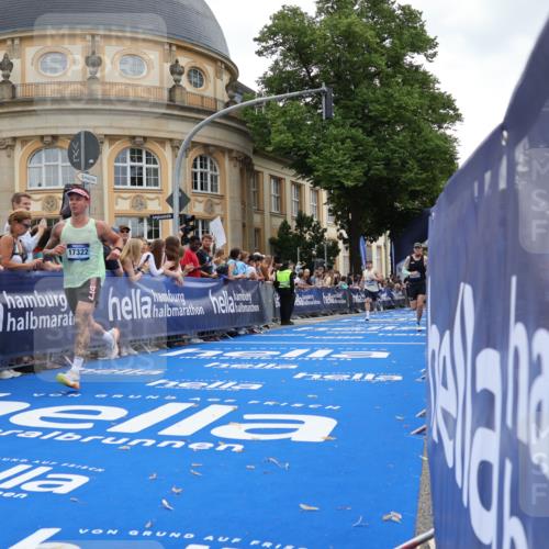29.06.2025 - hella hamburg halbmarathon Strokosch-Dieckow http://msf.ph/oto/8225196 29.06.2025 10:30:41 Ziel 2851, 3379, 3845, 7055, 7481, 8318, 9381, 9508, 11413, 17322, 18235, 18871 meine-sportfotos.de