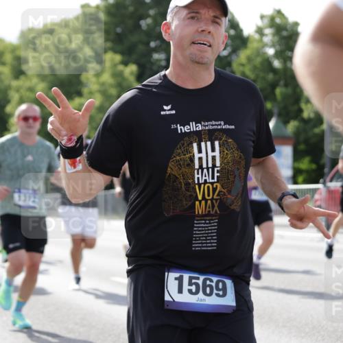 29.06.2025 - hella hamburg halbmarathon Jannik Wohlers http://msf.ph/oto/8225208 29.06.2025 09:51:32 Lombardsbrücke 1312, 1353, 1569, 2653, 3437, 3697, 5014, 5047, 5129, 5231, 5987, 6700, 6705, 6770, 7092, 7185, 8074, 8346, 8359, 8900, 9358, 10319, 10375, 10691, 10934, 10978, 11021, 11714, 12438, 12623, 12711, 12712, xxx, 13183, 14226, 14228, 14346, 14861, 15164, 15185, 15206, 15451, 15846, 15932, 15935, 16052, 16503, 17016, 17403, 17406, 17733, 17911, 18049, 18304, 18330, 18356, 18399, 18772, 18878 meine-sportfotos.de
