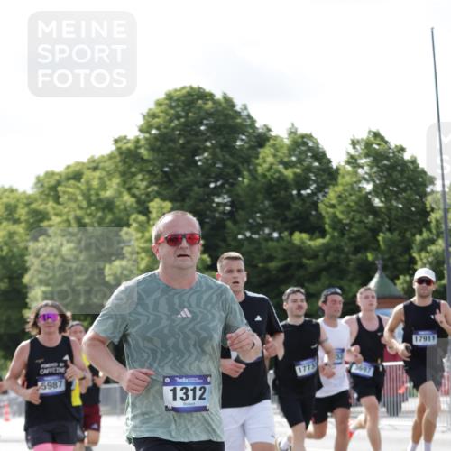 29.06.2025 - hella hamburg halbmarathon Jannik Wohlers http://msf.ph/oto/8225233 29.06.2025 09:51:33 Lombardsbrücke 1312, 1353, 1569, 2653, 3437, 3697, 5014, 5047, 5129, 5231, 5336, 5987, 6700, 6705, 6770, 7092, 7185, 8074, 8346, 8359, 8564, 8900, 9358, 9659, 10319, 10691, 10934, 10978, 11021, 11714, 12438, 12623, xxx, 13183, 14226, 14228, 14346, 14462, 14861, 15164, 15185, 15206, 15451, 15846, 15932, 15935, 16052, 16503, 17016, 17403, 17406, 17733, 17911, 18049, 18304, 18330, 18356, 18399, 18772, 18878 meine-sportfotos.de