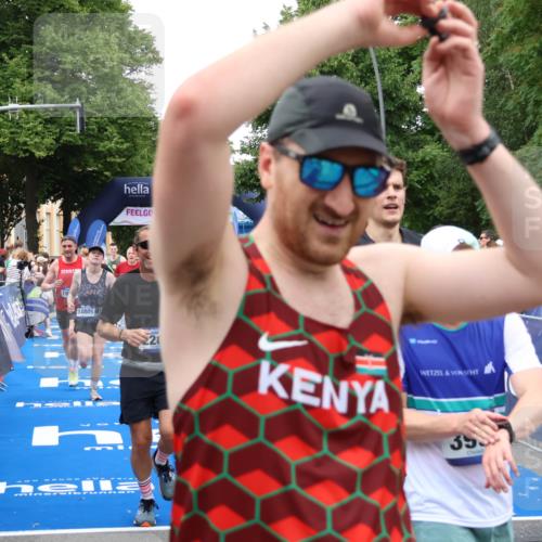 29.06.2025 - hella hamburg halbmarathon Zöllner http://msf.ph/oto/8225246 29.06.2025 10:52:52 Ziel 1257, 1258, 1657, 2287, 2444, 2814, 2910, 4557, 4558, 5077, 5169, 5194, 8172, 8720, 8955, 9065, 9163, 10811, 11217, 11992, 14198, 14286, 14805, 16467, 17198, 18331, 19244 meine-sportfotos.de