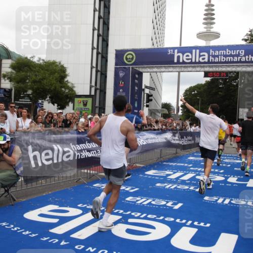 29.06.2025 - hella hamburg halbmarathon Michael Strokosch http://msf.ph/oto/8225331 29.06.2025 10:50:34 Ziel 3414, 4127, 5447, 6282, 6795, 7397, 8153, 8576, 11214, 11455, 12624, 13812, 14626, 15803, 16806, 17179, 17247, 17319, 18394 meine-sportfotos.de