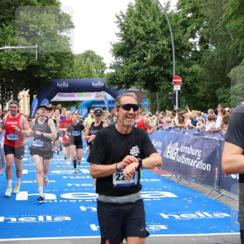 29.06.2025 - hella hamburg halbmarathon Zöllner http://msf.ph/oto/8225378 29.06.2025 10:52:53 Ziel 1257, 1258, 1657, 2099, 2444, 2814, 2910, 4557, 4558, 5077, 5169, 5194, 8172, 8720, 8955, 9065, 9163, 10724, 10811, 11217, 11992, 14198, 14286, 14805, 17198, 18331, 19244 meine-sportfotos.de