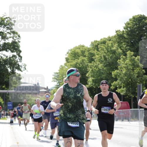 29.06.2025 - hella hamburg halbmarathon Jannik Wohlers http://msf.ph/oto/8225511 29.06.2025 09:51:35 Lombardsbrücke 1312, 1353, 1569, 1763, 3437, 3697, 5014, 5047, 5129, 5231, 5336, 5690, 5987, 6700, 6705, 6770, 7185, 7710, 8074, 8359, 8564, 8900, 9358, 9659, 10319, 10691, 10978, 11021, 11714, 12438, 12623, xxx, 13183, 14226, 14228, 14346, 14462, 15164, 15185, 15206, 15451, 15846, 15935, 16052, 16503, 17016, 17403, 17406, 17733, 17911, 18049, 18304, 18330, 18356, 18399, 18772, 18829, 18878, 19009 meine-sportfotos.de