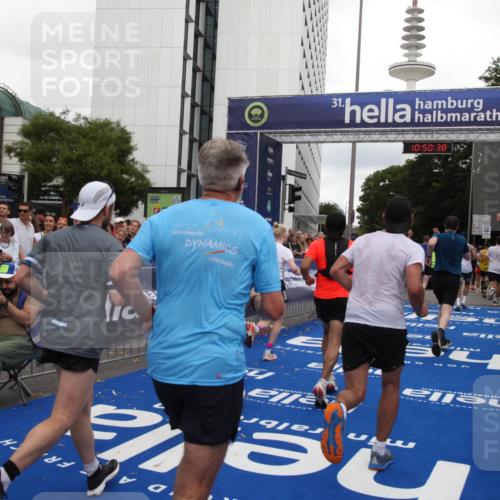 29.06.2025 - hella hamburg halbmarathon Michael Strokosch http://msf.ph/oto/8225611 29.06.2025 10:50:37 Ziel 1399, 1750, 3414, 4127, 4346, 5447, 6282, 7397, 7786, 8153, 8576, 9057, 11214, 11455, 13812, 14626, 15519, 15803, 16806, 17179, 17247, 17319, 18006 meine-sportfotos.de