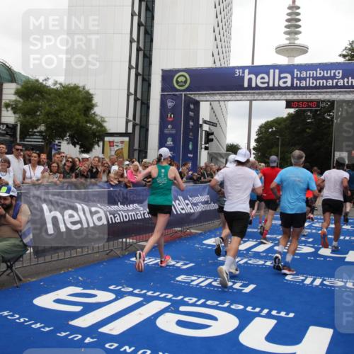 29.06.2025 - hella hamburg halbmarathon Michael Strokosch http://msf.ph/oto/8225670 29.06.2025 10:50:39 Ziel 1399, 1750, 3414, 4346, 5447, 6282, 6662, 7397, 7583, 7786, 8153, 8576, 9057, 11214, 13808, 13812, 13875, 15519, 15803, 16291, 16806, 17179, 17247, 18006, 18413 meine-sportfotos.de