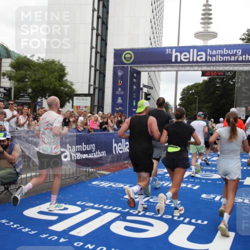 29.06.2025 - hella hamburg halbmarathon Michael Strokosch http://msf.ph/oto/8225772 29.06.2025 10:50:42 Ziel 1399, 1750, 4346, 6282, 6662, 6712, 7134, 7397, 7583, 7786, 7952, 8576, 9057, 11214, 11356, 13701, 13808, 13812, 13875, 15519, 15803, 16291, 16806, 17179, 17247, 18006, 18413, 18820 meine-sportfotos.de