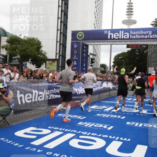 29.06.2025 - hella hamburg halbmarathon Michael Strokosch http://msf.ph/oto/8225808 29.06.2025 10:50:43 Ziel 1399, 1750, 2788, 4346, 6662, 6712, 7134, 7583, 7786, 7952, 8576, 9057, 11214, 11356, 13701, 13808, 13875, 15519, 15803, 16291, 17179, 18006, 18413, 18820 meine-sportfotos.de
