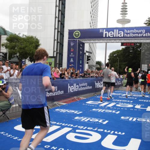 29.06.2025 - hella hamburg halbmarathon Michael Strokosch http://msf.ph/oto/8225926 29.06.2025 10:50:45 Ziel 1399, 2234, 2788, 4346, 6662, 6712, 7134, 7583, 7786, 7952, 9057, 11356, 13701, 13808, 13875, 15519, 16291, 17908, 18229, 18413, 18820 meine-sportfotos.de