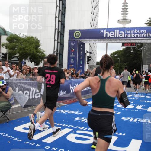 29.06.2025 - hella hamburg halbmarathon Michael Strokosch http://msf.ph/oto/8225969 29.06.2025 10:50:46 Ziel 1399, 2234, 2788, 4346, 6662, 6712, 7134, 7583, 7786, 7952, 8657, 9057, 11356, 13701, 13808, 13875, 15426, 15519, 15720, 16291, 17129, 17908, 18229, 18370, 18413, 18820 meine-sportfotos.de