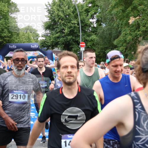 29.06.2025 - hella hamburg halbmarathon Zöllner http://msf.ph/oto/8225979 29.06.2025 10:52:58 Ziel 1257, 1258, 1657, 2099, 2444, 2814, 2910, 4557, 4558, 4770, 5077, 5907, 8139, 8720, 8955, 10724, 10811, 11217, 11992, 12519, 14791, 15430, 18720 meine-sportfotos.de