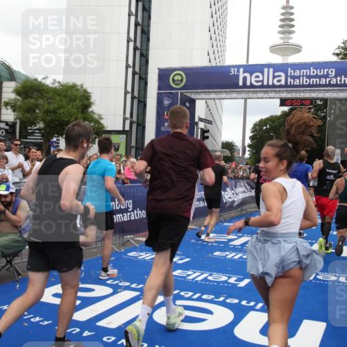 29.06.2025 - hella hamburg halbmarathon Michael Strokosch http://msf.ph/oto/8226068 29.06.2025 10:50:47 Ziel 2234, 2788, 5115, 6662, 6712, 7134, 7583, 7952, 8657, 11356, 13701, 13808, 13875, 15426, 15720, 16291, 17129, 17908, 18229, 18370, 18413, 18820 meine-sportfotos.de