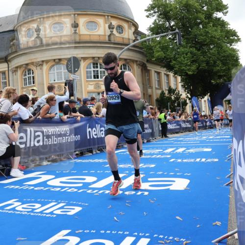 29.06.2025 - hella hamburg halbmarathon Strokosch-Dieckow http://msf.ph/oto/8226108 29.06.2025 10:31:09 Ziel 3201, 4812, 5826, 10017, 10298, 10929, 11857, 12232, 13754, 14450, 18177, 19042 meine-sportfotos.de