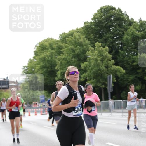 29.06.2025 - hella hamburg halbmarathon Jannik Wohlers http://msf.ph/oto/8226109 29.06.2025 10:27:39 Lombardsbrücke 1148, 5369, 5847, 6632, 7497, 8215, 9567, 11692, 11739, 12780, 12823, 12842, 13568, 13678, 13860, 14155, 15123, 15607, 15608, 16569, 16804, 18256 meine-sportfotos.de