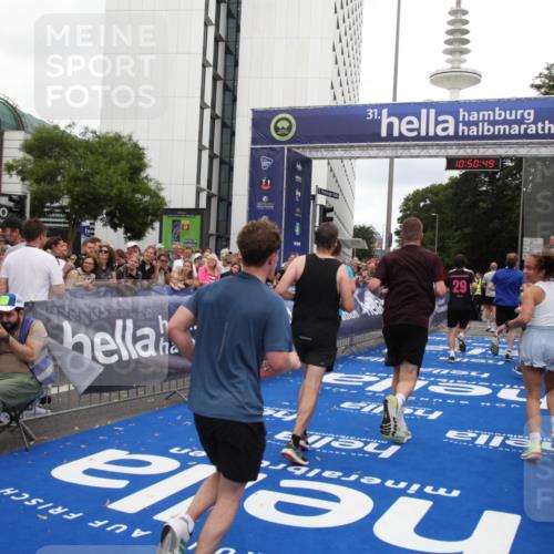 29.06.2025 - hella hamburg halbmarathon Michael Strokosch http://msf.ph/oto/8226132 29.06.2025 10:50:48 Ziel 2234, 2788, 5115, 6712, 7134, 7583, 7952, 8657, 11356, 13701, 15426, 15720, 16291, 17129, 17908, 18229, 18370, 18413, 18820 meine-sportfotos.de
