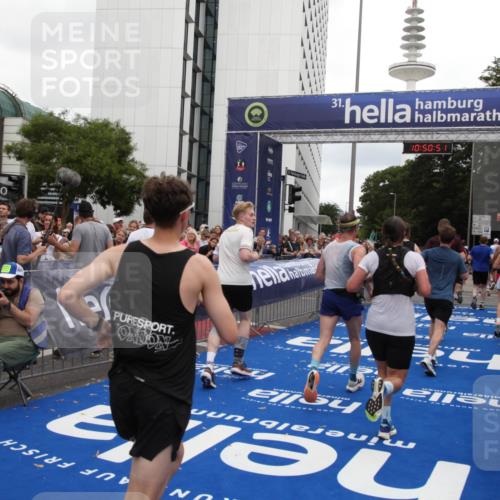29.06.2025 - hella hamburg halbmarathon Michael Strokosch http://msf.ph/oto/8226183 29.06.2025 10:50:49 Ziel 2234, 2788, 5115, 6712, 7134, 7952, 8657, 11356, 13701, 15426, 15720, 17129, 17908, 18229, 18370, 18820 meine-sportfotos.de