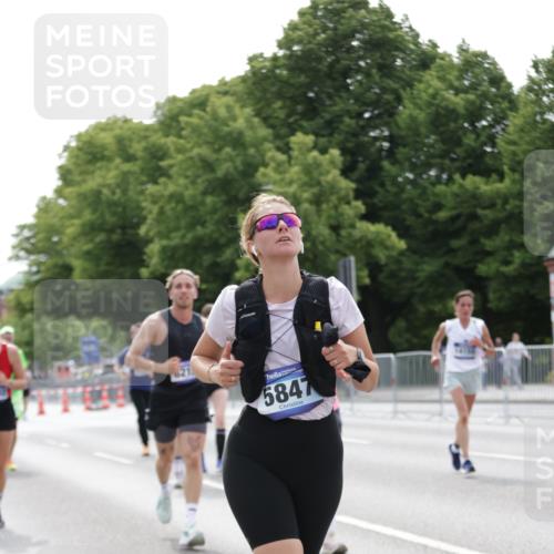 29.06.2025 - hella hamburg halbmarathon Jannik Wohlers http://msf.ph/oto/8226229 29.06.2025 10:27:40 Lombardsbrücke 1148, 5369, 5847, 6632, 7497, 8215, 9567, 11692, 11739, 12780, 12842, 13568, 13678, 13860, 14017, 14155, 15123, 15608, 18256 meine-sportfotos.de