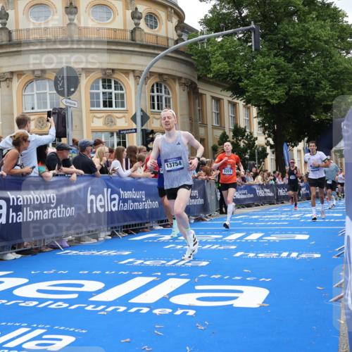 29.06.2025 - hella hamburg halbmarathon Strokosch-Dieckow http://msf.ph/oto/8226292 29.06.2025 10:31:13 Ziel 3201, 3955, 4812, 10017, 10298, 10929, 11857, 12232, 13754, 14450, 14548, 18177, 19042 meine-sportfotos.de