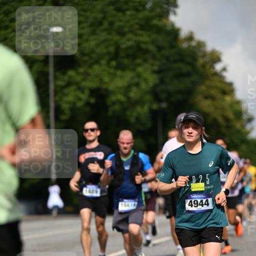 29.06.2025 - hella hamburg halbmarathon Dr. Thomas Lammeyer http://msf.ph/oto/8226390 29.06.2025 09:50:02 Kennedybrücke 1053, 1344, 1577, 1889, 2243, 4477, 4944, 5048, 5152, 5660, 7466, 7534, 7628, 7901, 8312, 8323, 10477, 10865, 10927, 11230, 11304 meine-sportfotos.de