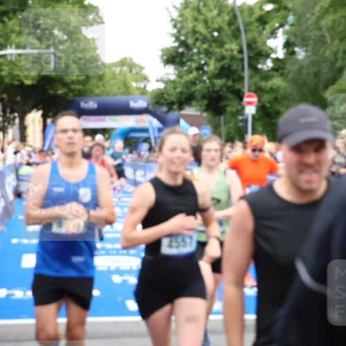 29.06.2025 - hella hamburg halbmarathon Zöllner http://msf.ph/oto/8226404 29.06.2025 10:53:01 Ziel 1258, 2099, 3334, 4557, 4558, 4770, 5907, 7509, 8139, 8720, 9093, 10724, 12155, 12367, 12519, 12910, 14791, 15430, 18590, 18720 meine-sportfotos.de