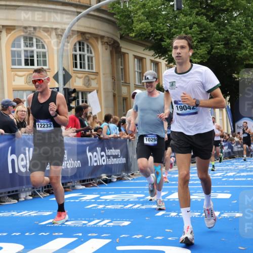 29.06.2025 - hella hamburg halbmarathon Strokosch-Dieckow http://msf.ph/oto/8226442 29.06.2025 10:31:16 Ziel 3201, 3955, 4812, 10017, 10298, 11857, 12232, 13754, 14450, 14548, 19042 meine-sportfotos.de