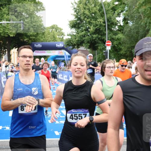 29.06.2025 - hella hamburg halbmarathon Zöllner http://msf.ph/oto/8226452 29.06.2025 10:53:02 Ziel 2099, 3334, 4770, 5907, 7509, 8139, 8587, 9093, 10724, 12155, 12367, 12519, 12910, 14791, 15430, 18590, 18720 meine-sportfotos.de