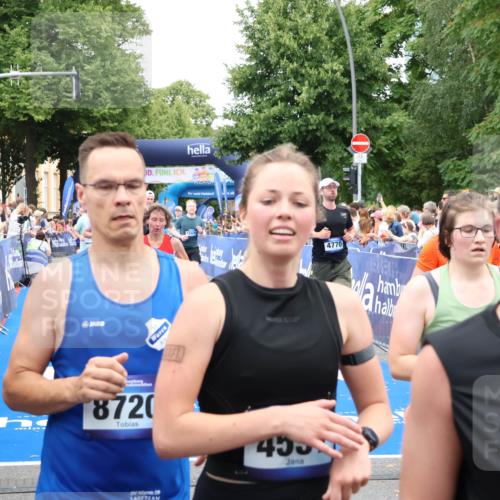 29.06.2025 - hella hamburg halbmarathon Zöllner http://msf.ph/oto/8226504 29.06.2025 10:53:02 Ziel 2099, 3334, 4770, 5907, 7509, 8139, 8587, 9093, 10724, 12155, 12367, 12519, 12910, 14791, 15430, 18590, 18720 meine-sportfotos.de