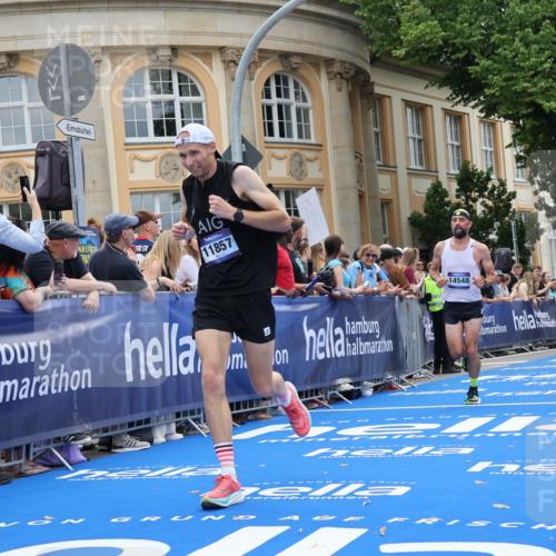 29.06.2025 - hella hamburg halbmarathon Strokosch-Dieckow http://msf.ph/oto/8226505 29.06.2025 10:31:18 Ziel 3955, 4812, 10017, 10298, 11857, 12232, 14450, 14548, 19042, 19118 meine-sportfotos.de
