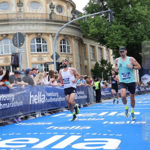 29.06.2025 - hella hamburg halbmarathon Strokosch-Dieckow http://msf.ph/oto/8226564 29.06.2025 10:31:19 Ziel 3955, 4812, 10017, 10298, 11857, 12232, 14450, 14548, 19042, 19118 meine-sportfotos.de
