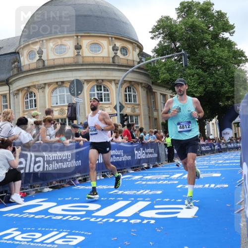 29.06.2025 - hella hamburg halbmarathon Strokosch-Dieckow http://msf.ph/oto/8226586 29.06.2025 10:31:20 Ziel 3955, 4812, 10298, 11857, 12232, 14450, 14548, 19042, 19118 meine-sportfotos.de