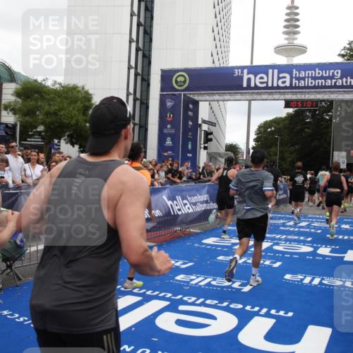 29.06.2025 - hella hamburg halbmarathon Michael Strokosch http://msf.ph/oto/8226647 29.06.2025 10:51:00 Ziel 1466, 2207, 3654, 3947, 4839, 5018, 7052, 7369, 8205, 8572, 10215, 11551, 12778, 13687, 15362, 15395, 15643, 16285, 18350 meine-sportfotos.de