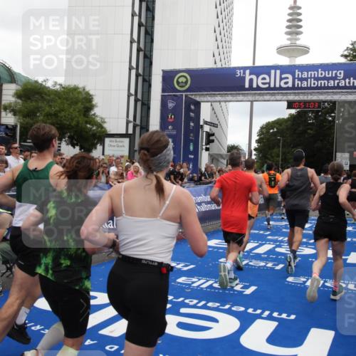 29.06.2025 - hella hamburg halbmarathon Michael Strokosch http://msf.ph/oto/8226667 29.06.2025 10:51:02 Ziel 1466, 1630, 2207, 3654, 7369, 8117, 8205, 8572, 10215, 11551, 12778, 13008, 13687, 14125, 15362, 15395, 15643, 16285, 17221, 18350 meine-sportfotos.de