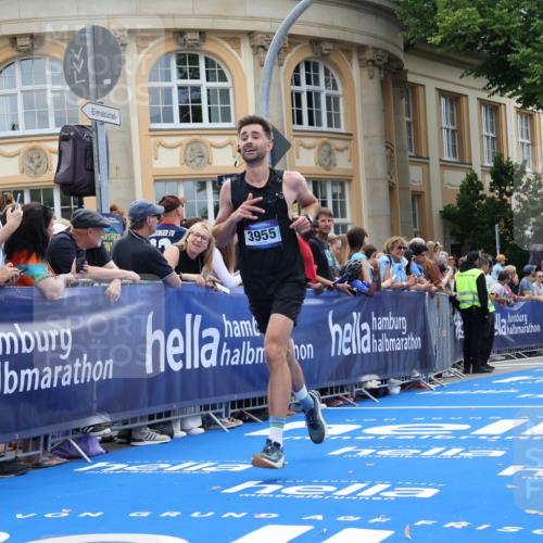 29.06.2025 - hella hamburg halbmarathon Strokosch-Dieckow http://msf.ph/oto/8226695 29.06.2025 10:31:21 Ziel 3955, 4812, 11857, 14450, 14548, 19042, 19118 meine-sportfotos.de