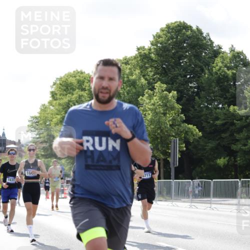 29.06.2025 - hella hamburg halbmarathon Jannik Wohlers http://msf.ph/oto/8226748 29.06.2025 09:51:44 Lombardsbrücke 1057, 1312, 1353, 1569, 1604, 1631, 1763, 3305, 3697, 5047, 5231, 5336, 5690, 5987, 6373, 6700, 6705, 6711, 6770, 7185, 7710, 8564, 9358, 9444, 9547, 9659, 10978, 11821, 12438, xxx, 13269, 13728, 14226, 14228, 14462, 15206, 15270, 15309, 15451, 15846, 16052, 16547, 17016, 17159, 17403, 17637, 17733, 17911, 18304, 18489, 18659, 18772, 18829, 18878, 18987, 19009 meine-sportfotos.de