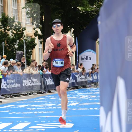 29.06.2025 - hella hamburg halbmarathon Strokosch-Dieckow http://msf.ph/oto/8226755 29.06.2025 10:31:27 Ziel 5660, 12681, 19118 meine-sportfotos.de
