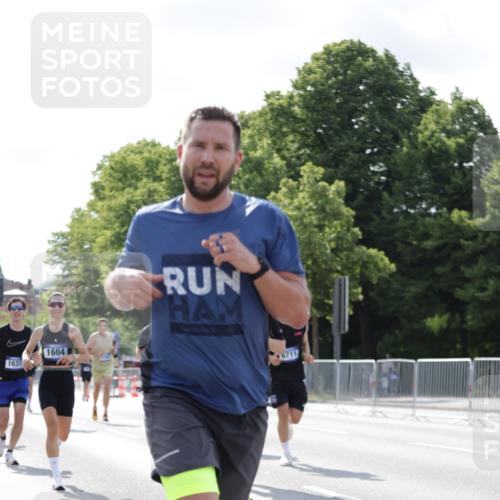 29.06.2025 - hella hamburg halbmarathon Jannik Wohlers http://msf.ph/oto/8226757 29.06.2025 09:51:44 Lombardsbrücke 1057, 1312, 1353, 1569, 1604, 1631, 1763, 3305, 3697, 5047, 5231, 5336, 5690, 5987, 6373, 6700, 6705, 6711, 6770, 7185, 7710, 8564, 9358, 9444, 9547, 9659, 10978, 11821, 12438, xxx, 13269, 13728, 14226, 14228, 14462, 15206, 15270, 15309, 15451, 15846, 16052, 16547, 17016, 17159, 17403, 17637, 17733, 17911, 18304, 18489, 18659, 18772, 18829, 18878, 18987, 19009 meine-sportfotos.de