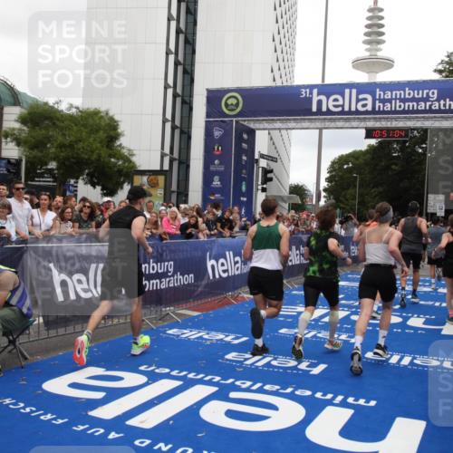 29.06.2025 - hella hamburg halbmarathon Michael Strokosch http://msf.ph/oto/8226807 29.06.2025 10:51:03 Ziel 1630, 2207, 3654, 7369, 8117, 8572, 10215, 11551, 12778, 13008, 13687, 14125, 15362, 15643, 16285, 17221, 18066, 18350 meine-sportfotos.de