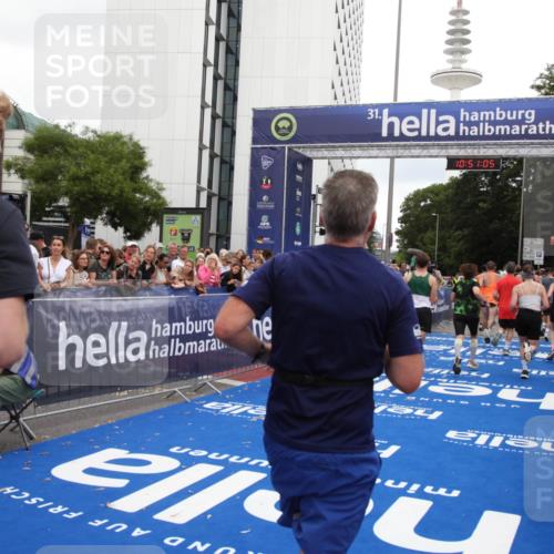 29.06.2025 - hella hamburg halbmarathon Michael Strokosch http://msf.ph/oto/8226882 29.06.2025 10:51:04 Ziel 1630, 2207, 7369, 8117, 8572, 8704, 10215, 10603, 11551, 12778, 13008, 13687, 14125, 15362, 16285, 17221, 18066, 18350 meine-sportfotos.de