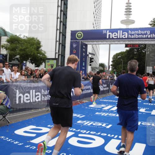 29.06.2025 - hella hamburg halbmarathon Michael Strokosch http://msf.ph/oto/8226897 29.06.2025 10:51:04 Ziel 1630, 2207, 7369, 8117, 8572, 8704, 10215, 10603, 11551, 12778, 13008, 13687, 14125, 15362, 16285, 17221, 18066, 18350 meine-sportfotos.de