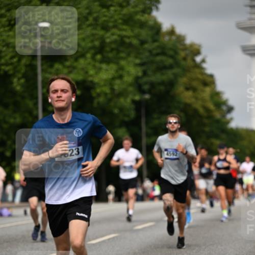 29.06.2025 - hella hamburg halbmarathon Dr. Thomas Lammeyer http://msf.ph/oto/8226903 29.06.2025 10:13:13 Kennedybrücke 1823, 3762, 4592, 4859, 7081, 9297, 9306, 9951, 9958, 10035, 10092, 10194, 10609 meine-sportfotos.de