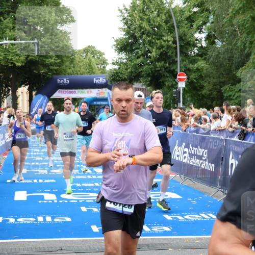 29.06.2025 - hella hamburg halbmarathon Zöllner http://msf.ph/oto/8226918 29.06.2025 10:53:06 Ziel 2208, 3059, 3258, 3334, 4121, 7509, 7864, 8587, 9093, 9537, 12155, 12367, 12519, 12910, 14323, 14791, 15430, 18590, 18720, 19208 meine-sportfotos.de