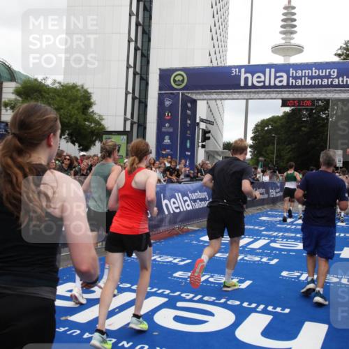 29.06.2025 - hella hamburg halbmarathon Michael Strokosch http://msf.ph/oto/8226926 29.06.2025 10:51:05 Ziel 1630, 2207, 4077, 7369, 8117, 8261, 8572, 8704, 10215, 10508, 10603, 12778, 13008, 13687, 14125, 15362, 16285, 17221, 18066, 18350 meine-sportfotos.de