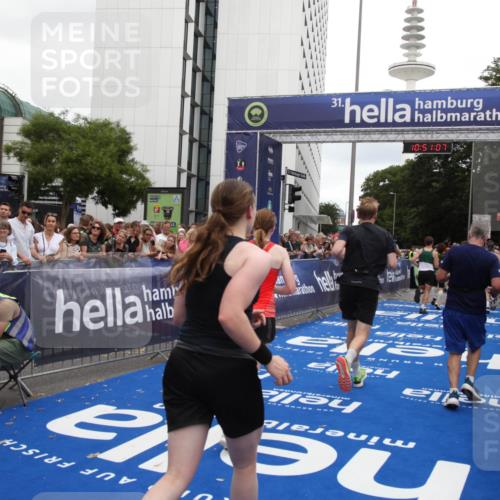29.06.2025 - hella hamburg halbmarathon Michael Strokosch http://msf.ph/oto/8226941 29.06.2025 10:51:05 Ziel 1630, 2207, 4077, 7369, 8117, 8261, 8572, 8704, 10215, 10508, 10603, 12778, 13008, 13687, 14125, 15362, 16285, 17221, 18066, 18350 meine-sportfotos.de
